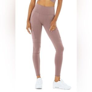 Alo High-Waist Cargo Leggings in Woodrose XXS
